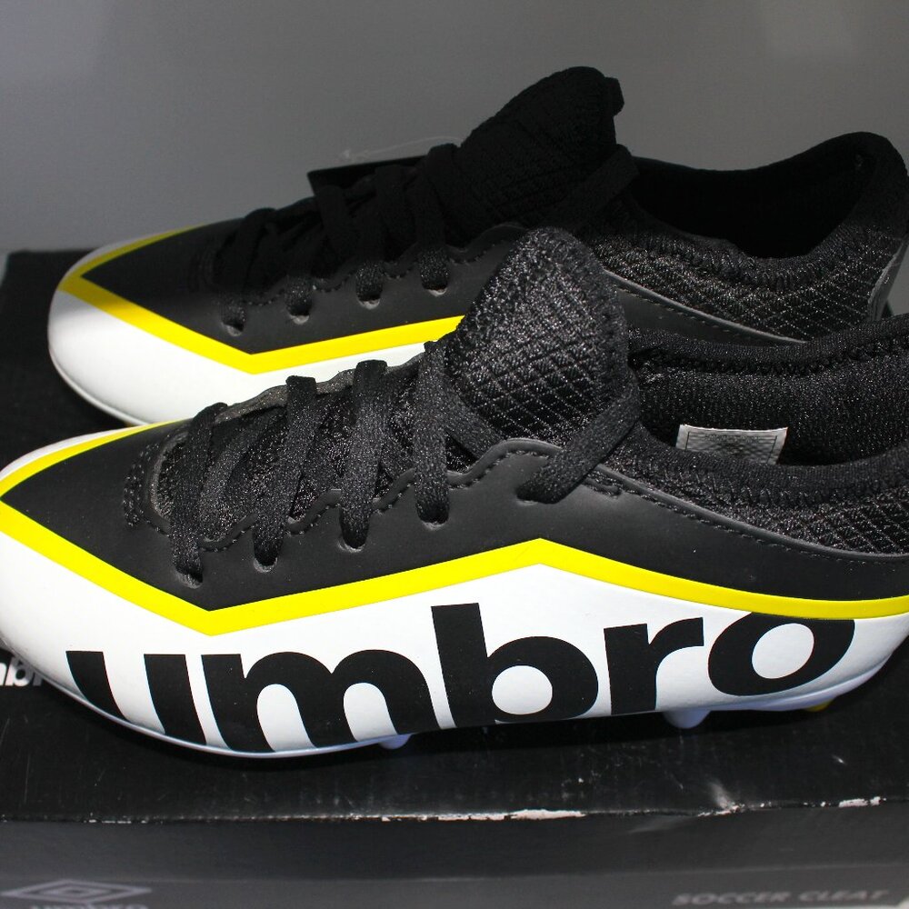 Umbro Pivot Soccer Futbal Sports Cleats Youth Unisex Size 1 Youth Black & White